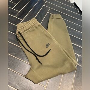 Men’s Nike Tech sweatpants size L